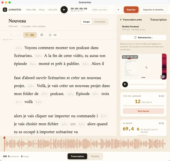 L’éditeur de transcription de Scenaristo : l’enregistrement s’affiche comme un texte modifiable, les silences marqués dans le texte même, les mots de remplissage et les silences décomptés dans le panneau latéral.